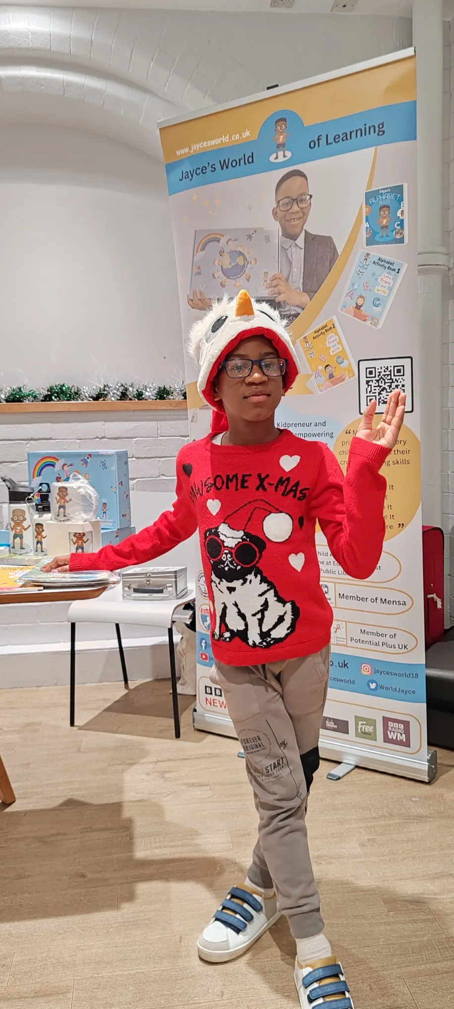 Jayce Joyce at Birmingham Children's Hospital Christmas storytime visit โ photograph 5